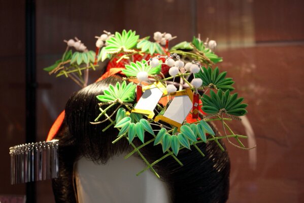 Easy to make flowers for traditional Japanese hair ornaments AP News